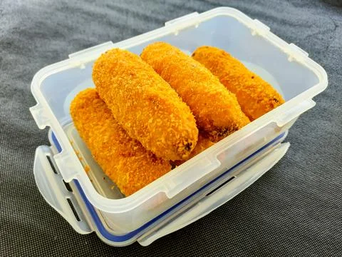 Crispy Fried Bananas in a Plastic Container Foto stock