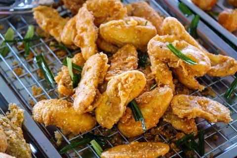 Crispy fried chicken bites local market food vibrant setting close-up culin.. Stock Photos
