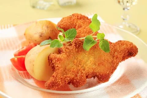 Crispy fried chicken with mashed potatoes and veggies Stock Photos