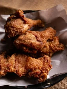 Crispy Fried Chicken Pieces on Rustic Plate with Burlap Cloth, Comfort Food 库存照片