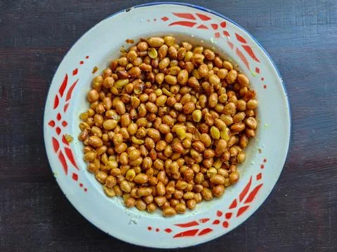 Crispy Fried Garlic Peanuts Served in a Traditional Vintage Enamel Plate Stock Photos