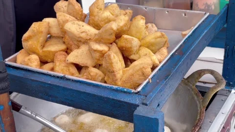 Crispy fried meatball baso goreng street food snack Vídeos de archivo 346561519