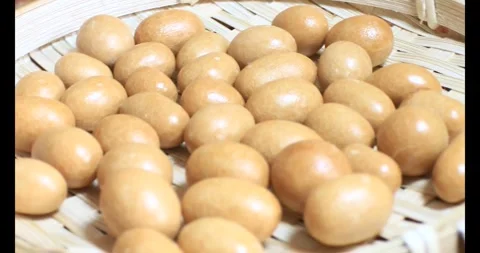 Crispy fried peanuts Video stock 296483964