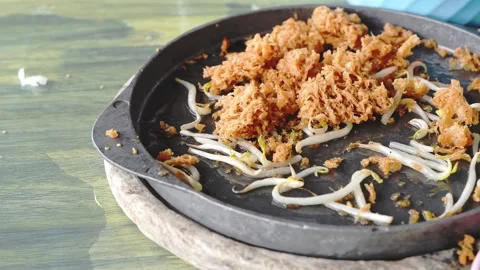 Crispy fried seafood pancake with bean sprouts served on a sizzling hot bla.. Video stock 332711371