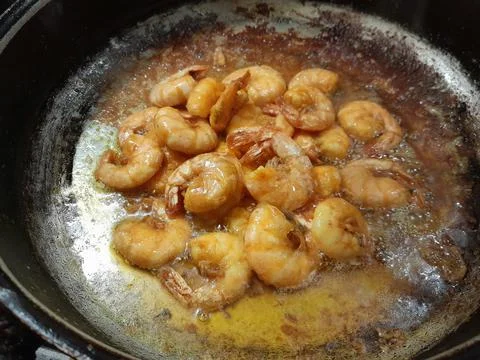 Crispy fried shrimp cooking. Cooked shrimp snack Stockfoto's