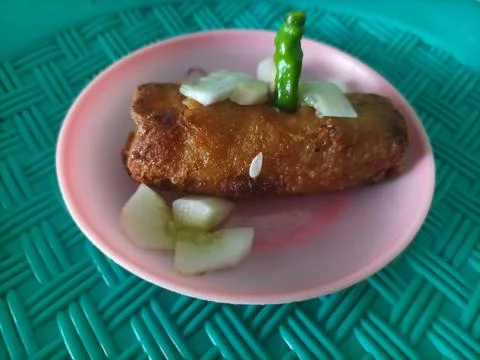 Crispy fried spring rolls topped with pickles and chili Fotos Stock