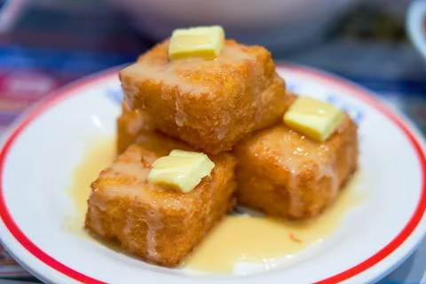 Crispy fried toast bread cubes in Hong Kong style tea restaurant Foto stock