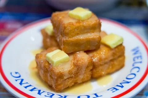 Crispy fried toast bread cubes in Hong Kong style tea restaurant Foto stock