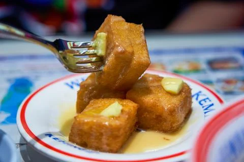 Crispy fried toast bread cubes in Hong Kong style tea restaurant Foto stock