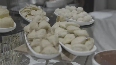 Crispy golden fried samosas served on white ceramic serving platters Vídeo Stock 335270868