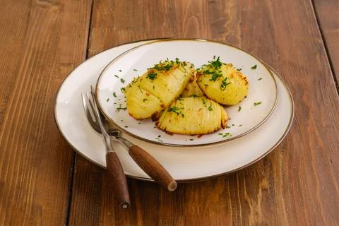 Crispy hasselback potato on a plate Foto stock