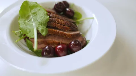 Crispy pecking duck steak with cherry - dish presentation 動画素材 92913192