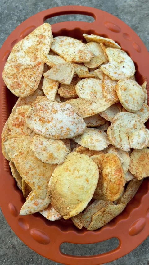 Crispy Potato Chips Arranged on a Plate Vidéo 321788091