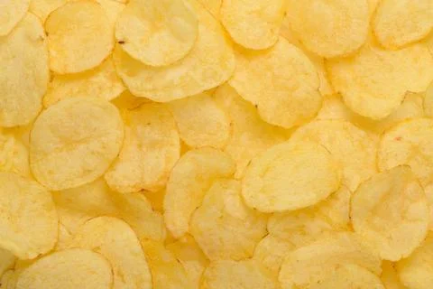 Crispy potato chips with salt texture top view pattern background Foto stock