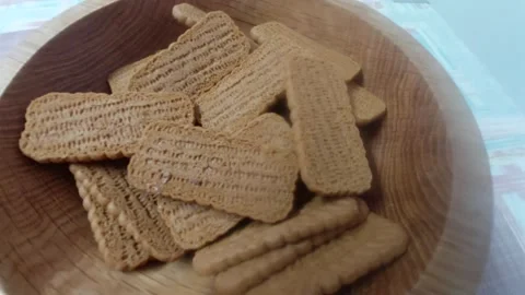 Crispy Rectangular Biscuits in a Wooden Bowl on a Colorful Tablecloth Vídeos de archivo 333641305