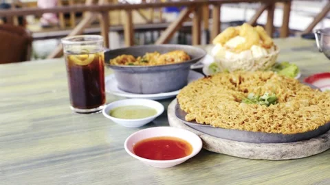 Crispy Thai-style deep-fried omelet served on a hot plate with dipping sauc.. 스톡 동영상 332449156
