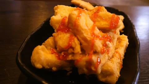 Crispy tofu with tomato sauces served on black plate, Indonesia dish Foto stock