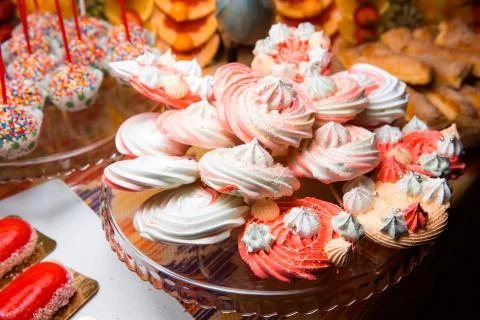 Crispy twisted meringues. Foto stock