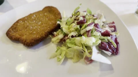 Crispy Veggie Patty with Fresh Salad Vídeo Stock 343884968