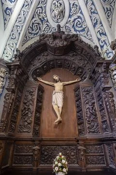 Cristo gotico, siglo XIV, retablo barroco de la sacristia, camarin del santo  Stock Photos