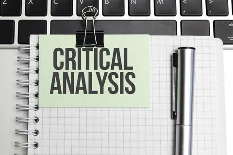 CRITICAL ANALYSIS text and notepad with pen, charts and calculator Foto stock