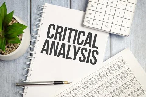 CRITICAL ANALYSIS word on notepad with glasses and chart Foto stock