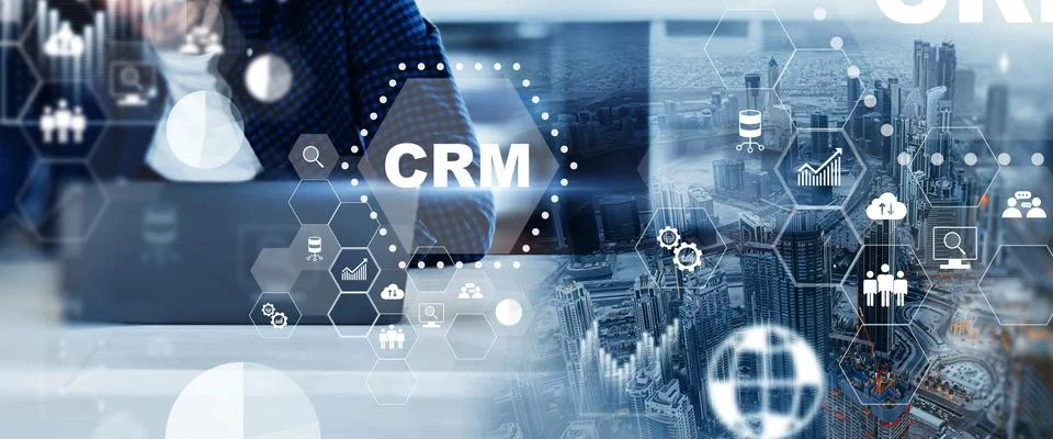 CRM software interface on a laptop with city skyline in the background duri.. Foto stock