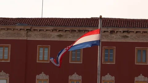 Croatian flag waving on the wind, flagpole on the sea riviera of Split, Croat 库存影片 128986631