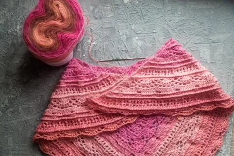 Crochet background flatlay. Crochet hook and   scarf on a concrete background Foto stock