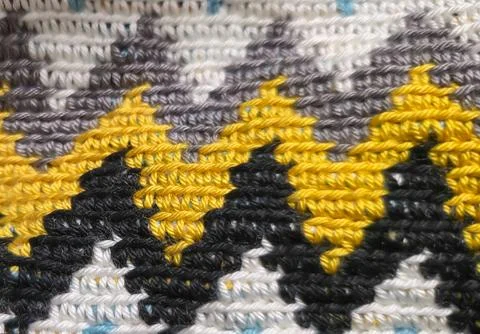 Crochet pattern of multicolored threads Yellow with gray, black and other c.. Foto stock
