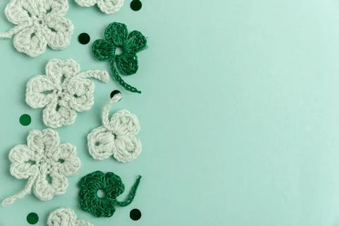 Crocheted Four Leaf Clovers with Sequins.  Saint Patricks Day Decorative Ba.. Foto stock