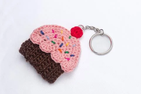 Crocheted keychain in the shape of a vanilla and raspberry cupcake Фото