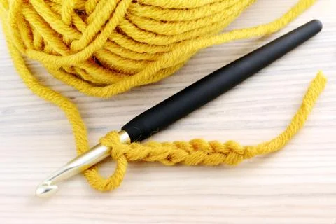 Crocheting with yellow wool. Foto stock