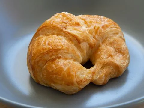 Croissant bread placed on a ceramic plate Foto stock