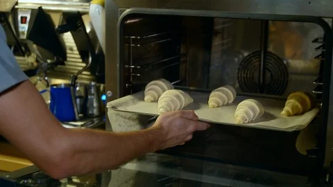 The croissants on the baking pan are going to the oven Vidéo 108555730