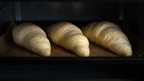 Croissants baking timelapse. Three hand made croissants cooking Vídeo Stock 164379542