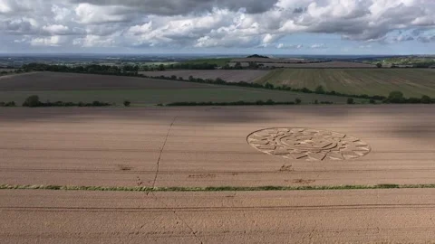 Crop Circle, 4K Gliding Drone View, Oliver's Castle, Wiltshire, 13 August 2023 Stock-Footage 270178260