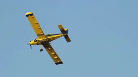Crop duster flying low and through trees Stock Footage 41866601