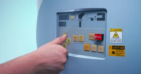 Crop man controlling MRI machine Видео 149527369