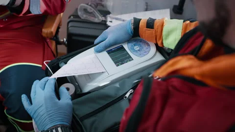 Crop paramedics doing ECG test in ambulance Vídeos de archivo 167962655