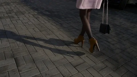 Crop view of female walking 库存影片 73489086
