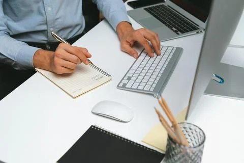 Cropped hands IT developer working online software information on pc. Pecuniary. Foto stock