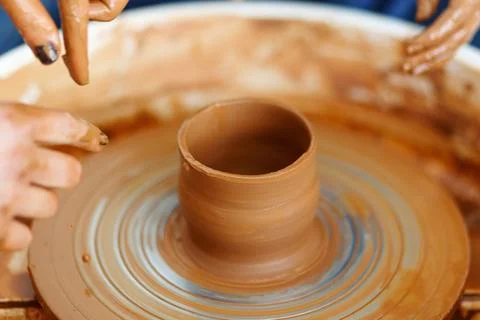 Cropped Image of hands working with Pottery Wheel, education classes Foto stock
