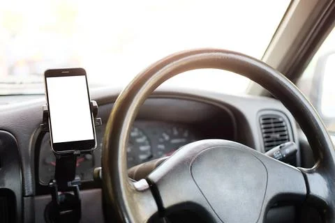 Cropped shot view The driver uses the phone while driving. Modern smart phone Foto stock