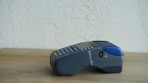 Cropped view of man applying credit card and pushing buttons on payment terminal 库存影片 133782570