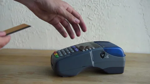 Cropped view of man pushing buttons on payment terminal with credit card 库存影片 133784432