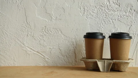 Cropped view of man putting open signboard near disposable cups 库存影片 133782346