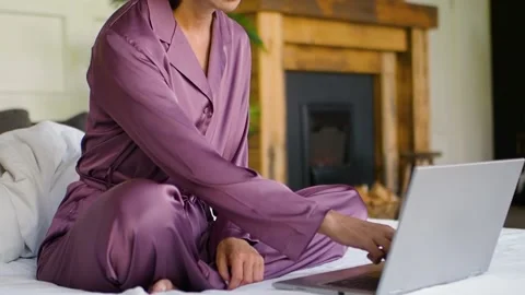 Cropped view of a woman chooses a tutorial on the Internet and practices yoga at 動画素材 168292210