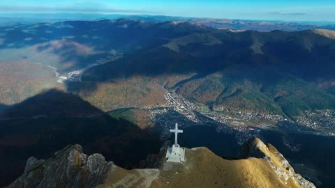 A Cross Above the Clouds. Aerial View of the Bucegi Mountains. Slow Motion. Video stock 286374005