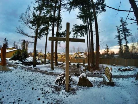 A cross after snowfall Stockfoto's